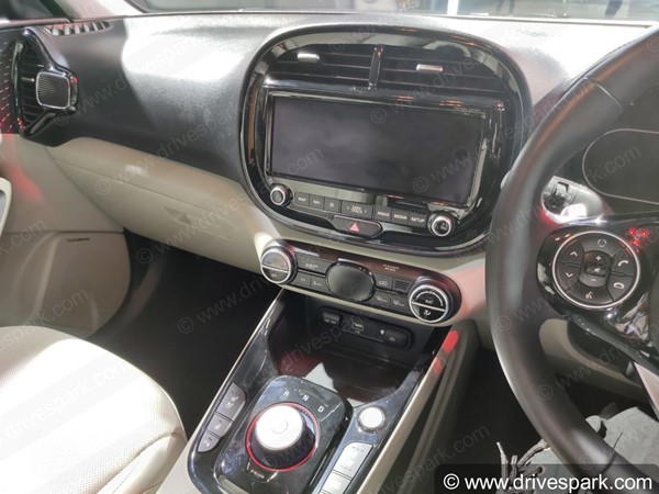 किया मोटर्स ने इलेक्ट्रिक कार सोल ईवी को ऑटो एक्सपो में किया पेश