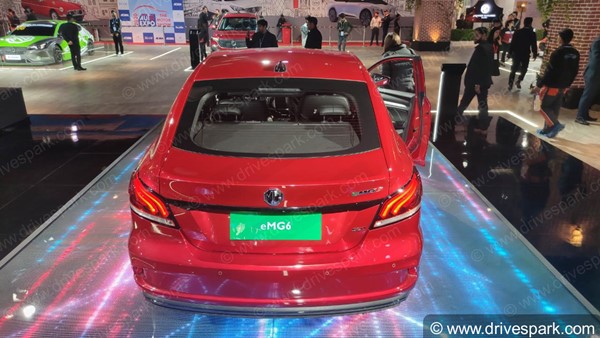 एमजी मोटर ने ईएमजी6 हाइब्रिड सेडान को ऑटो एक्सपो में किया पेश