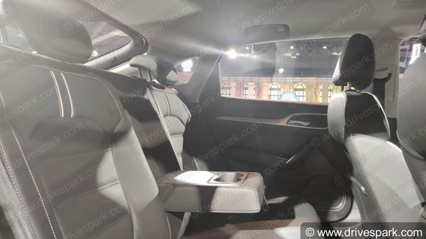 एमजी मोटर ने ईएमजी6 हाइब्रिड सेडान को ऑटो एक्सपो में किया पेश