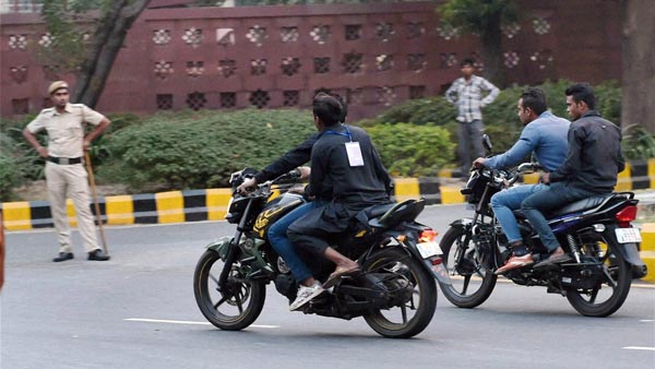 अब मोटरसाइकिल पर रियर-व्हील कवर होगा अनिवार्य, केंद्र सरकार ने किया मोटर वाहन एक्ट में संशोधन अब मोटरसाइकिल पर रियर-व्हील कवर होगा अनिवार्य, केंद्र सरकार ने किया मोटर वाहन एक्ट में संशोधन