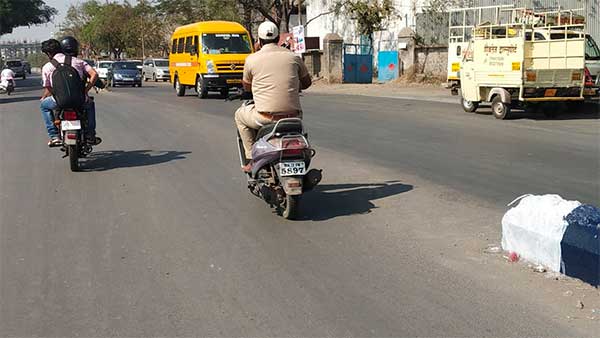 ट्विटर पर की शिकायत तो पुलिस वाले का कटा चालान, देखें तस्वीरें