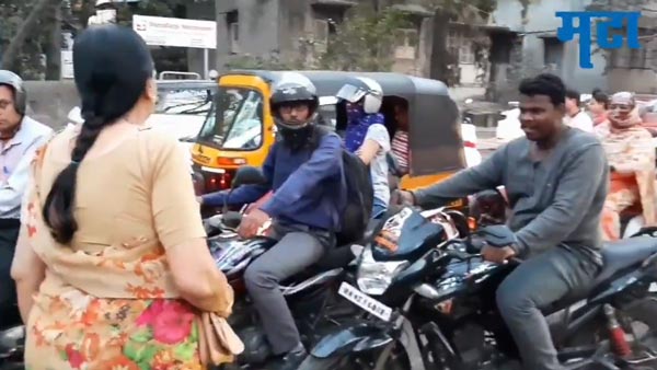 बुजुर्ग महिला ने उठाया साहसी कदम, फुटपाथ पर चल रहे बाइकर्स को रोका, देखें वायरल वीडियो