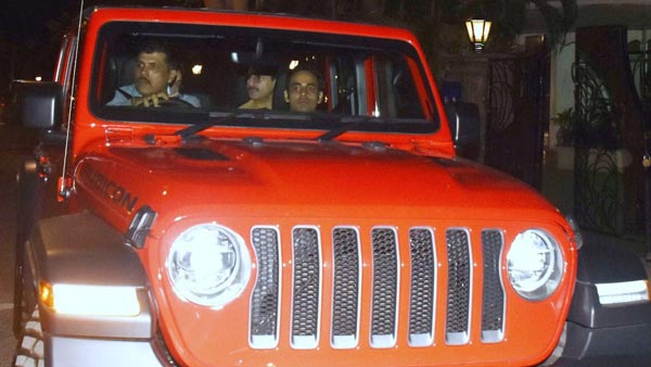 जीप रैंगलर ऑफरोड कार में दिखे करीना और सैफ, देखें तस्वीरें