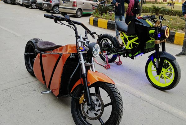 ऑटो एक्सपो 2020 में छात्रों ने पेश किया ड्राइवरलेस कार और इलेक्ट्रिक बाइक, देखें तस्वीरें