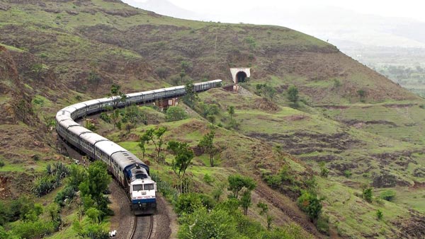 ट्रेन के इंजन में कितने सिलेंडर होते हैं और कितने सीसी का होता है?