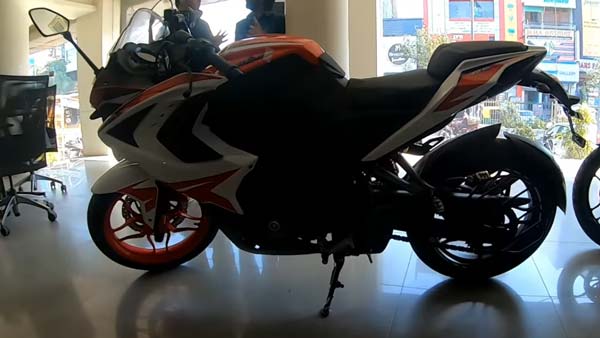बजाज पल्सर आरएस200 बीएस6 बिक्री के लिए डीलरशिप पर पहुंची, देखें वीडियो