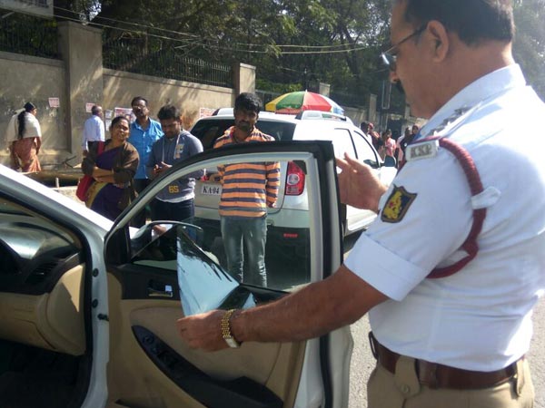 बिना वर्दी पहने पुलिस अधिकारी जब्त नहीं कर सकते ड्राइविंग लाइसेंस