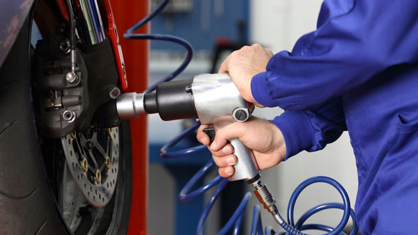 Tips: Bike में चौड़े टायर लगवा रहे हैं तो यह होंगे फायदे और नुकसान, यहां जानें