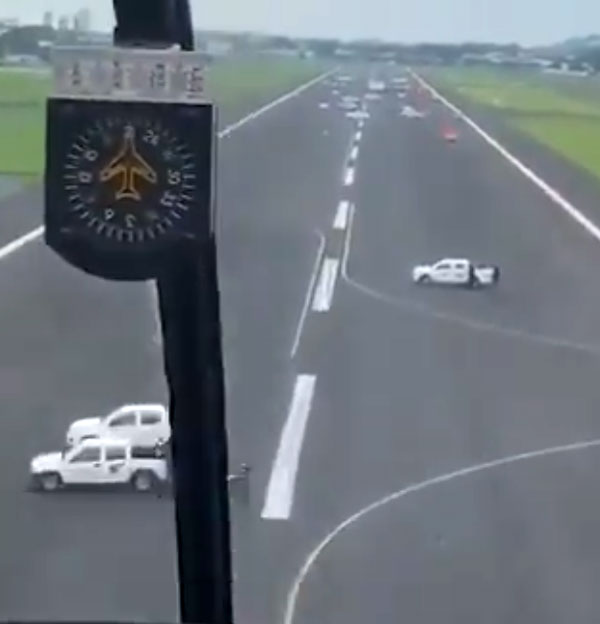 कोरोना महामारी: इक्वाडोर पुलिस ने स्पेन के हवाई जहाज को रनवे पर उतरने से रोका, देखें वायरल वीडियो 