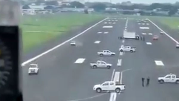 कोरोना महामारी: इक्वाडोर पुलिस ने स्पेन के हवाई जहाज को रनवे पर उतरने से रोका, देखें वायरल वीडियो 