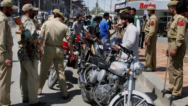 बिना वर्दी पहने पुलिस अधिकारी जब्त नहीं कर सकते ड्राइविंग लाइसेंस