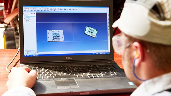 कोरोना वायरसः रेनॉल्ट के कर्मचारी घर बैठे 3डी प्रिंटर से बना रहे मेडिकल वाइजर्स