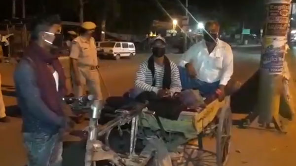 कोरोना वायरसः रिक्शा ट्रॉली में स्कूटर का इंजन लगा तय करने निकले 1200 किमी का सफर