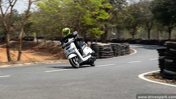 टीवीएस आईक्यूब इलेक्ट्रिक स्कूटर रिव्यू (फर्स्ट राइड): रेंज, चार्जिंग, फीचर्स, हैंडलिंग, परफॉर्मेंस