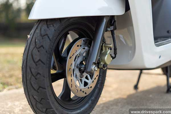 टीवीएस आईक्यूब इलेक्ट्रिक स्कूटर रिव्यू (फर्स्ट राइड): रेंज, चार्जिंग, फीचर्स, हैंडलिंग, परफॉर्मेंस