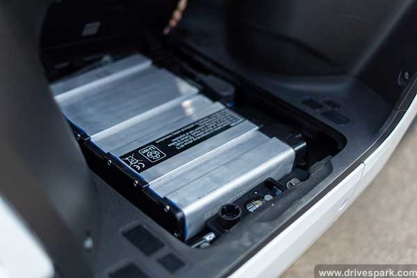 टीवीएस आईक्यूब इलेक्ट्रिक स्कूटर रिव्यू (फर्स्ट राइड): रेंज, चार्जिंग, फीचर्स, हैंडलिंग, परफॉर्मेंस