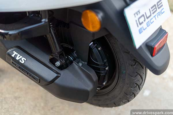 टीवीएस आईक्यूब इलेक्ट्रिक स्कूटर रिव्यू (फर्स्ट राइड): रेंज, चार्जिंग, फीचर्स, हैंडलिंग, परफॉर्मेंस