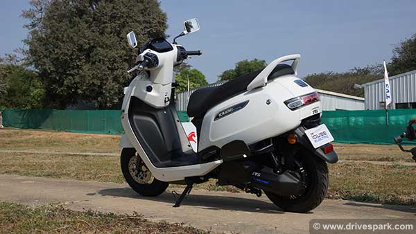 टीवीएस आईक्यूब इलेक्ट्रिक स्कूटर रिव्यू (फर्स्ट राइड): रेंज, चार्जिंग, फीचर्स, हैंडलिंग, परफॉर्मेंस