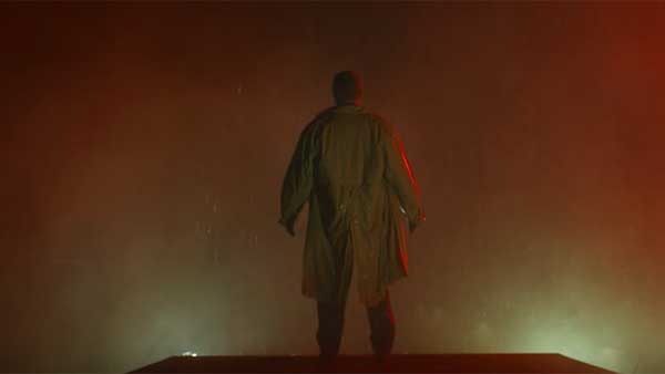 वोल्वो ने नए विज्ञापन में ट्रकों से बनाया टॉवर, देखें हैरतअंगेज वीडियो