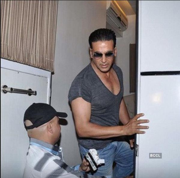 बॉलीवुड सितारों के ये वैनिटी वैन किसी आलिशान घर से कम नहीं, आपने देखा क्या