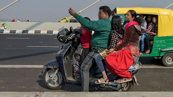 केरल परिवहन विभाग ने बनाया कानून, बाइक के फ्यूल टैंक पर बच्चों को बैठाया तो कटेगा चालान