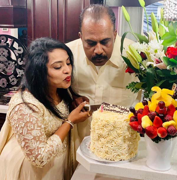 पति ने पत्नी को गिफ्ट की ये लग्जरी कार, कीमत जानकर उड़ जाएंगे होश