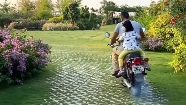 एमएस धोनी कोरोना लॉकडाउन में यामाहा आरडी 350 चलाते नजर आये वीडियो