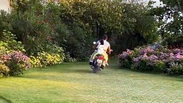 एमएस धोनी कोरोना लॉकडाउन में यामाहा आरडी 350 चलाते नजर आये वीडियो