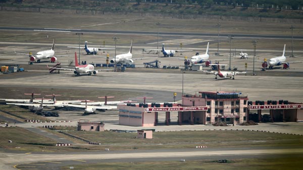 कोरोना वायरस लॉकडाउन: घरेलू और अंतरराष्ट्रीय विमान सेवाओं पर प्रतिबंध 3 मई तक बढ़ा कोरोना वायरस लॉकडाउन: घरेलू और अंतरराष्ट्रीय विमान सेवाओं पर प्रतिबंध 3 मई तक बढ़ा