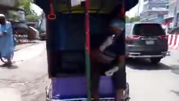 ई-रिक्शा चालक ने निकाला शोसल डिस्टेंसिंग का सामाधान, आनंद महिंद्रा ने शेयर किया वीडियो ई-रिक्शा चालक ने निकाला शोसल डिस्टेंसिंग का सामाधान, आनंद महिंद्रा ने शेयर किया वीडियो