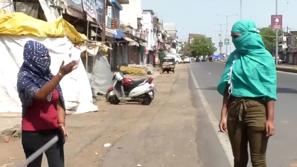 कोरोना लॉकडाउन महाराष्ट्र: लड़कियां लॉकडाउन उल्लंघना पुलिस अरेस्ट स्कूटी जब्त जानकारी