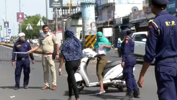 कोरोना लॉकडाउन महाराष्ट्र: लड़कियां लॉकडाउन उल्लंघना पुलिस अरेस्ट स्कूटी जब्त जानकारी