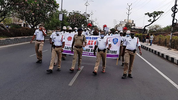 कोरोना वायरस से बचाव के लिए हैदराबाद ट्रैफिक पुलिस ने निकाली रैली, पहने कोरोना हेलमेट