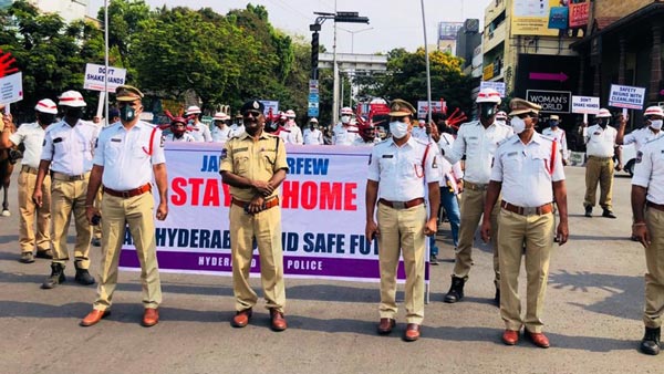 कोरोना वायरस से बचाव के लिए हैदराबाद ट्रैफिक पुलिस ने निकाली रैली, पहने कोरोना हेलमेट