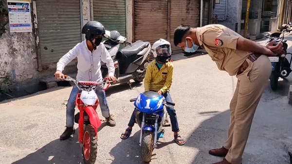 लॉकडाउन में पॉकेट बाइक पर निकले दो बच्चे को पुलिस ने पकड़ा, देखें वीडियो