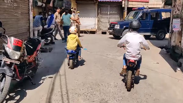लॉकडाउन में पॉकेट बाइक पर निकले दो बच्चे को पुलिस ने पकड़ा, देखें वीडियो