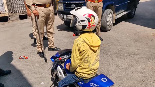 लॉकडाउन में पॉकेट बाइक पर निकले दो बच्चे को पुलिस ने पकड़ा, देखें वीडियो