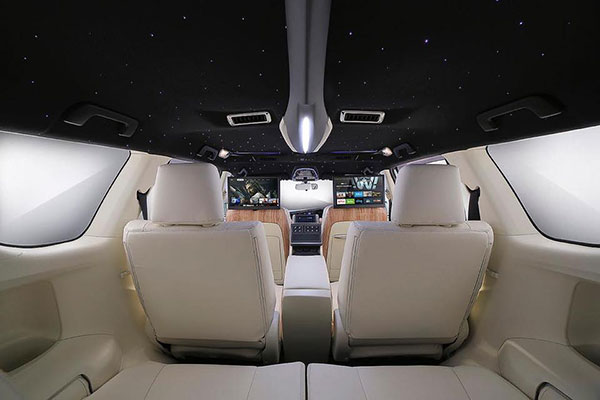 माधुरी दीक्षित इनोवा क्रिस्टा मॉडिफाई डीसी डिजाईन जानकारी