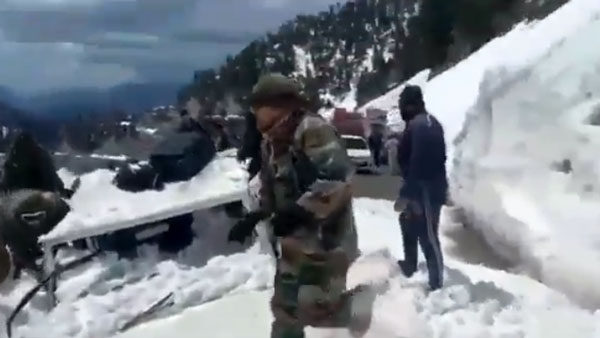 स्नो एवलांच में एसडीएम समेत तीन लोग बोलेरो में फंसे भारतीय सेना ने किया रेस्क्यू, देखें वीडियो