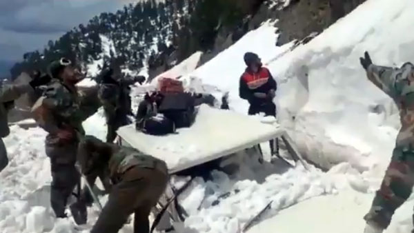 स्नो एवलांच में एसडीएम समेत तीन लोग बोलेरो में फंसे भारतीय सेना ने किया रेस्क्यू, देखें वीडियो