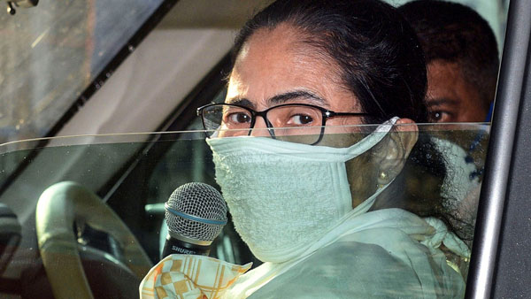 कोरोना वायरसः महिंद्रा स्कॉर्पियो में बैठ लोगों को जागरूक करने निकली मुख्यमंत्री ममता बनर्जी