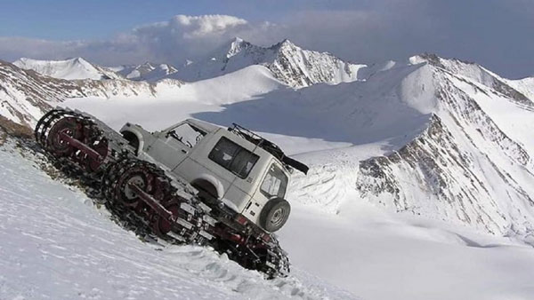 मारुति जिप्सी को मॉडिफाई कर बनाया स्नो व्हीकल, पहिये निकाल कर लगाए टैंक ट्रैक, तस्वीरें