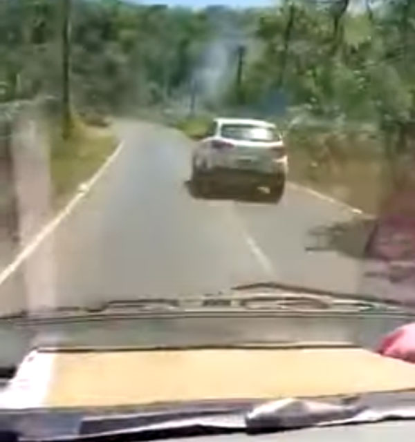 हुंडई क्रेटा के नाबालिग ड्राइवर ने रोका एंबुलेंस का रास्ता, पुलिस ने पकड़ा, देखें वीडियो