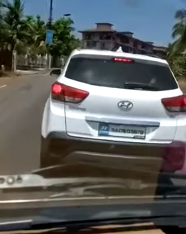 हुंडई क्रेटा के नाबालिग ड्राइवर ने रोका एंबुलेंस का रास्ता, पुलिस ने पकड़ा, देखें वीडियो