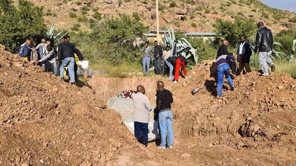 मरने के बाद अपनी पसंदीदा कार के साथ दफनाया गया ये नेता, देखें वायरल तस्वीरें मरने के बाद अपनी पसंदीदा कार के साथ दफनाया गया ये नेता, देखें वायरल तस्वीरें