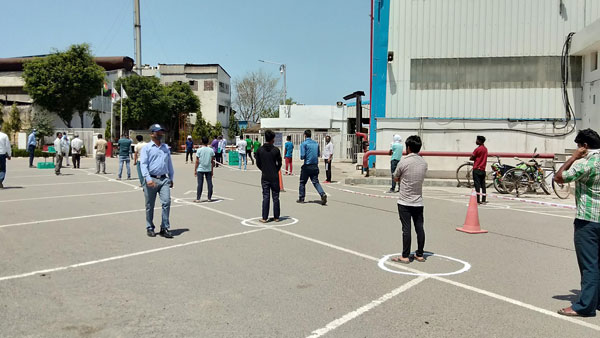 लॉकडाउन: सुजुकी मोटरसाइकिल ने प्रवासी मजदूरों की लिया बढ़ाया मदद का हाथ, बांटे फूड पैकेट