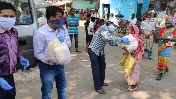 कोरोना महामारी: सीएट टायर ने किया 811 ट्रकों को सैनिटाइज, जरूरतमंदों को बांट रही है फूड पैकेट कोरोना महामारी: सीएट टायर ने किया 811 ट्रकों को सैनिटाइज, जरूरतमंदों को बांट रही है फूड पैकेट