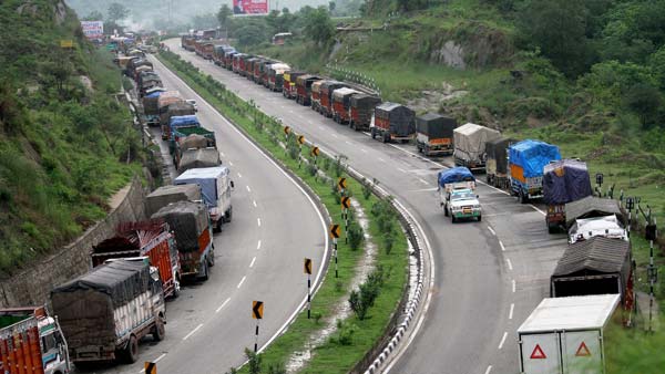 राष्ट्रीय राजमार्गों पर वाहनों की आवाजाही बढ़ी, टोल कलेक्शन में भी आई बढ़ोतरी राष्ट्रीय राजमार्गों पर वाहनों की आवाजाही बढ़ी, टोल कलेक्शन में भी आई बढ़ोतरी