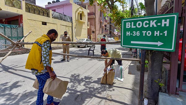 कोरोना लॉकडाउन: उत्तर प्रदेश कांस्टेबल ने डीएम गाड़ी रोकी मिला सम्मान जानकारी