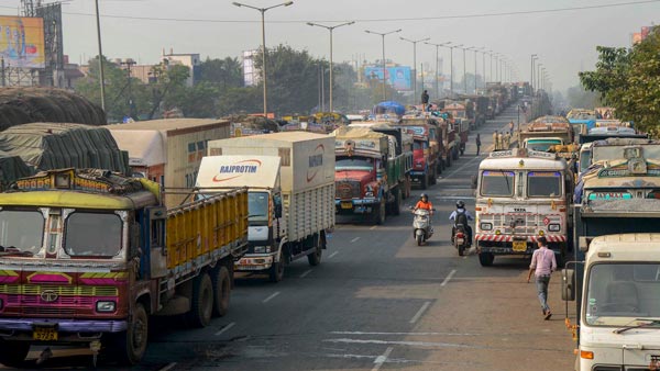 एआईएमटीसी ने ईंधन की कीमतों को कम करने की मांग की, टोल वसूली में छूट की भी मांग एआईएमटीसी ने ईंधन की कीमतों को कम करने की मांग की, टोल वसूली में छूट की भी मांग